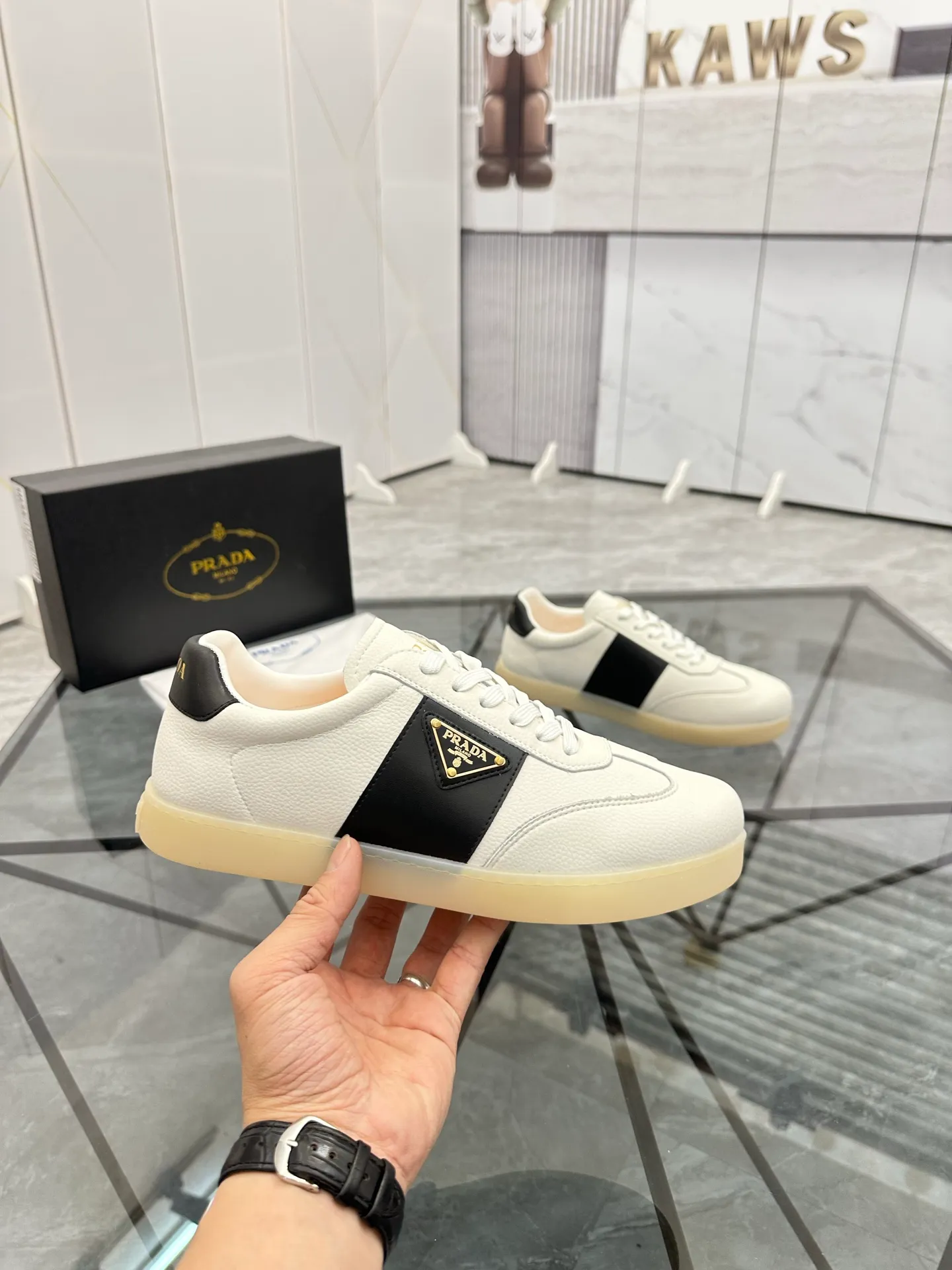 Men's shoes: 💰P400¥ Product trademark: Prada *"Prada*" low-top casual shoes Regular size: 38-44 (can be customized to 45) Product materials: imported cowhide upper, sheepskin lining, original outsole. Number: 020